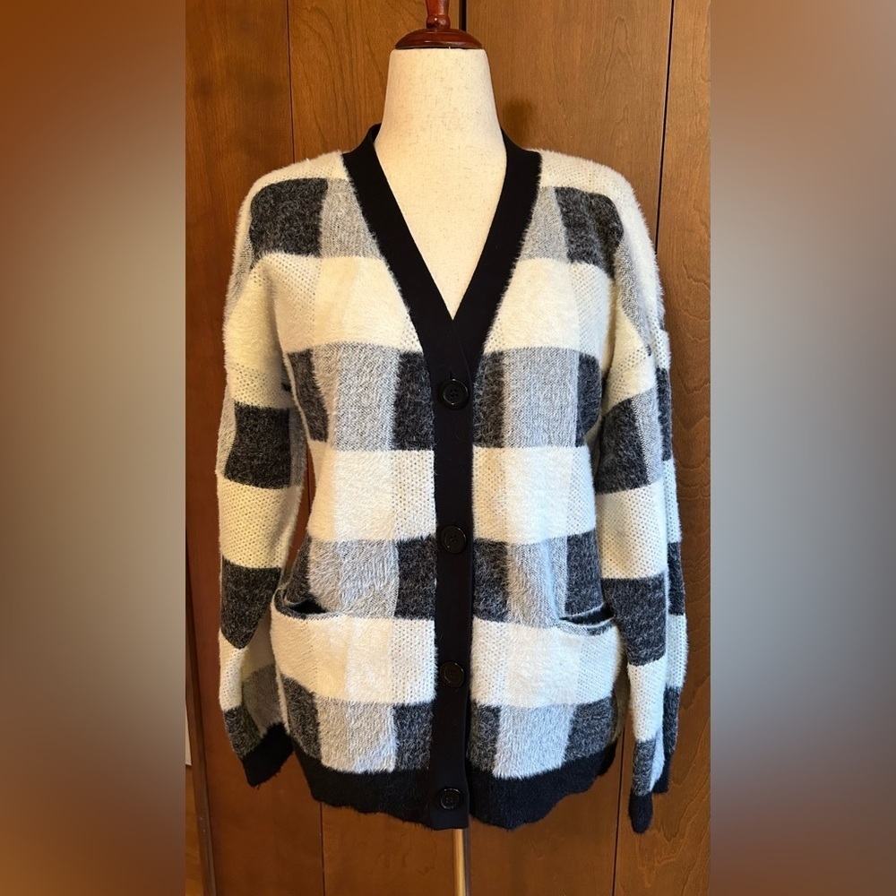 XL V-NECK CARDIGAN, 2-POCKET, 4-BUTTON, BLACK & WHITE PLAUD